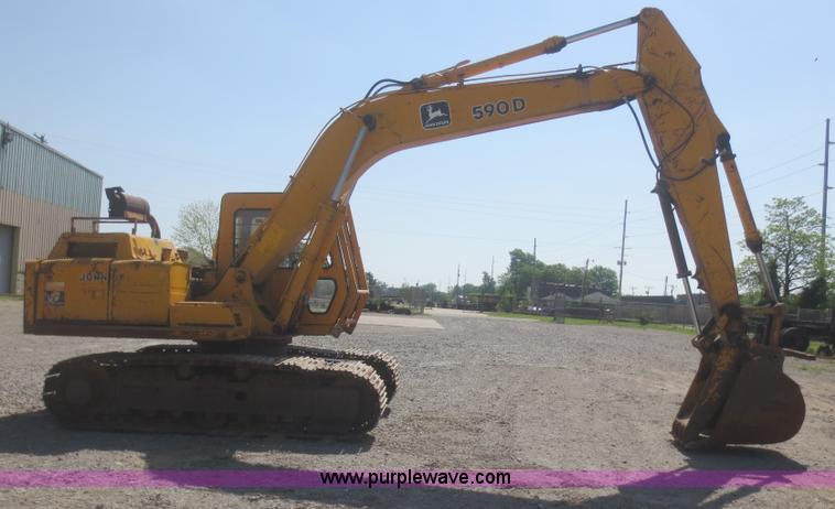 image for item F8265 1992 John Deere 590D excavator