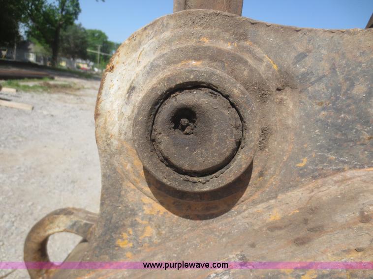 image for item F8265 1992 John Deere 590D excavator