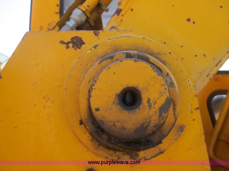 image for item F8265 1992 John Deere 590D excavator