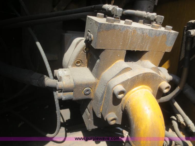 image for item F8265 1992 John Deere 590D excavator