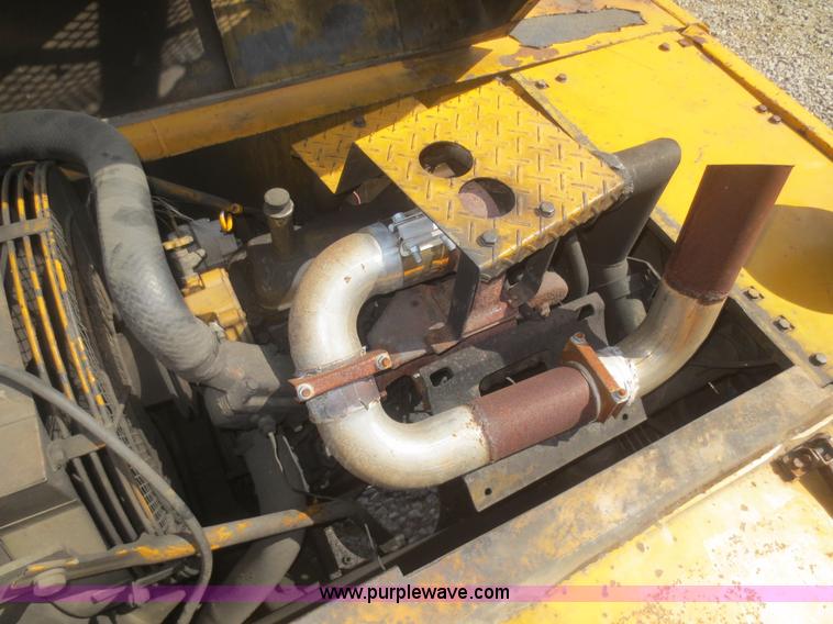 image for item F8265 1992 John Deere 590D excavator