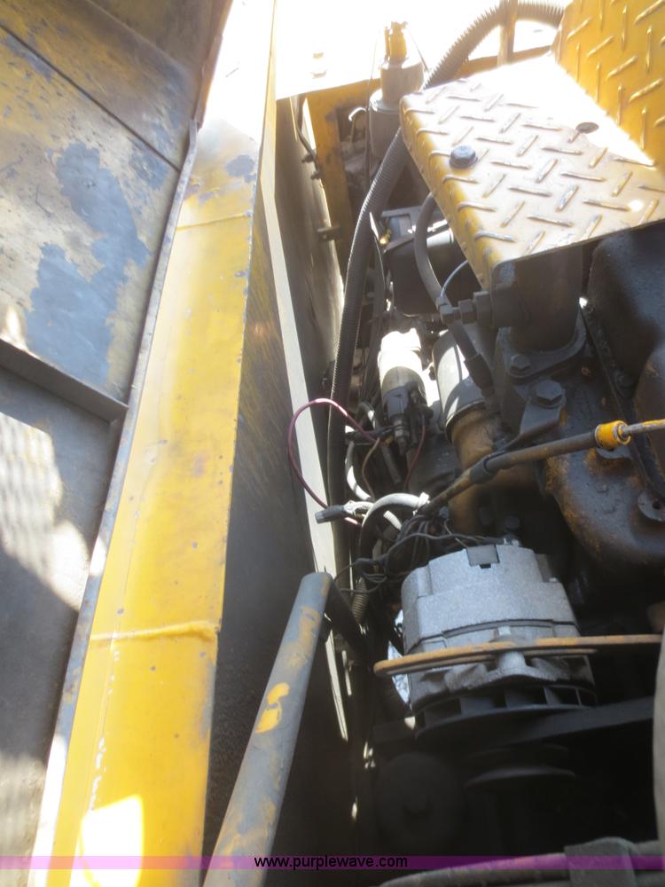 image for item F8265 1992 John Deere 590D excavator