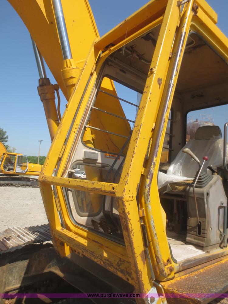 image for item F8265 1992 John Deere 590D excavator