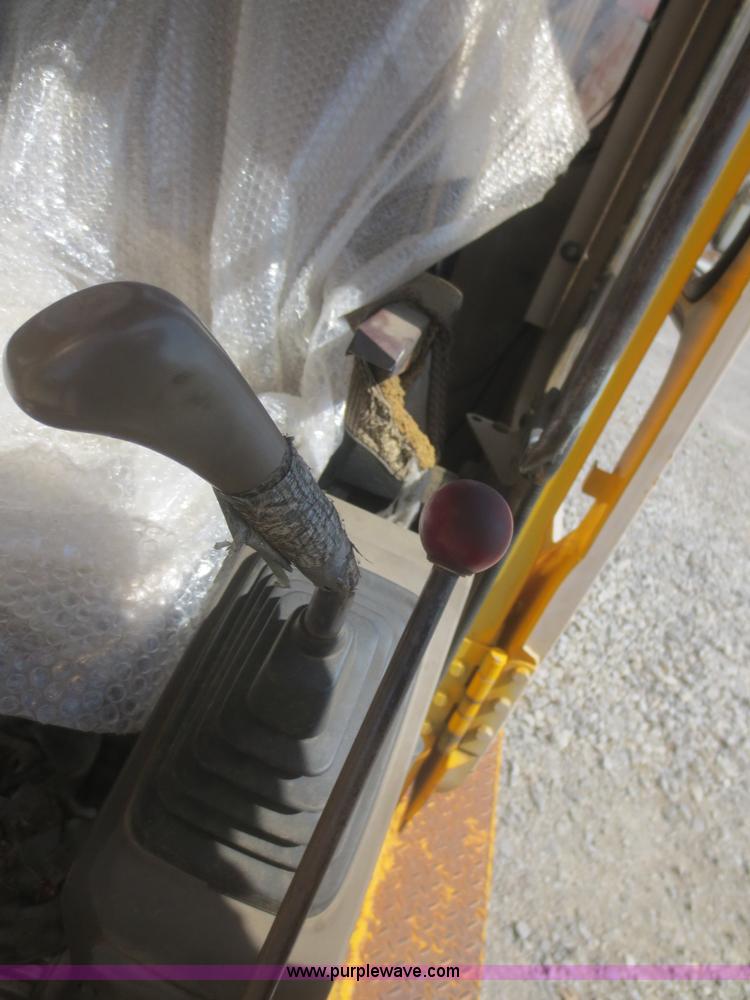 image for item F8265 1992 John Deere 590D excavator