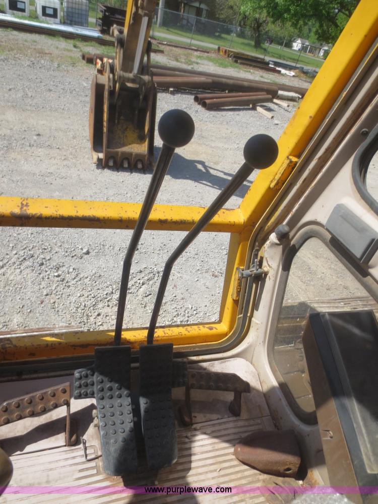 image for item F8265 1992 John Deere 590D excavator