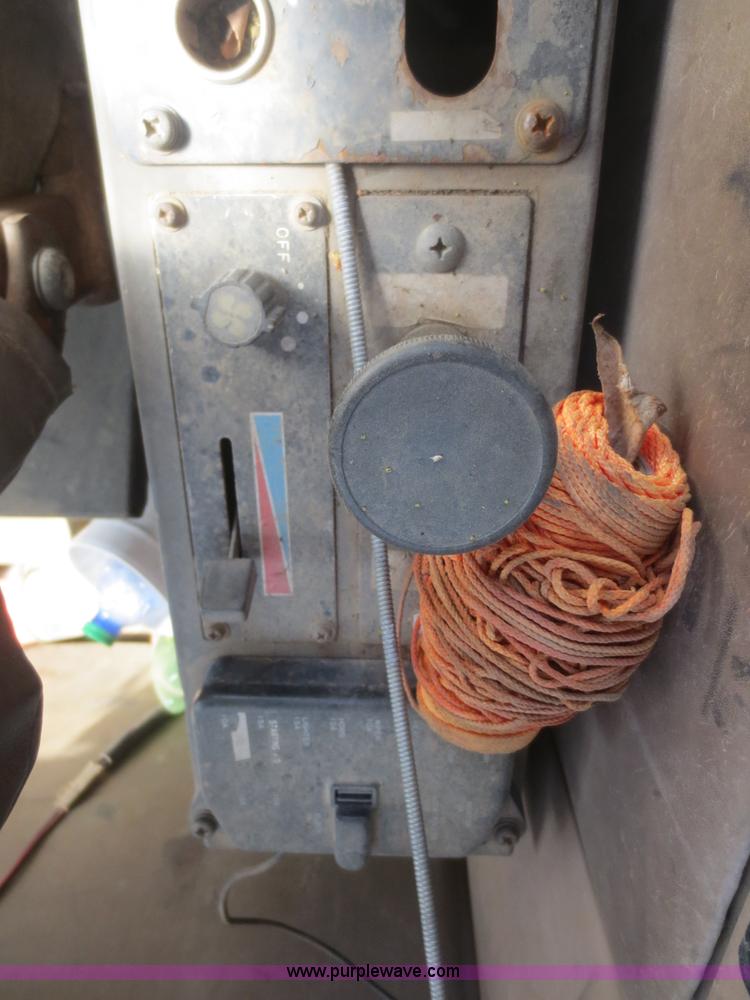 image for item F8265 1992 John Deere 590D excavator