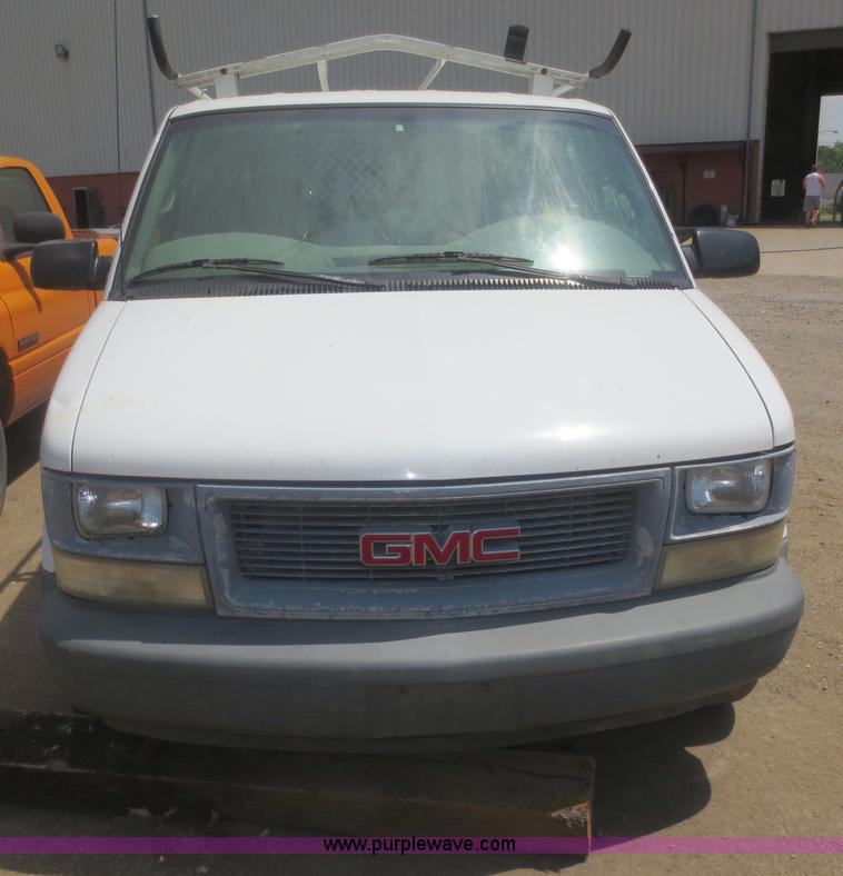 image for item F8268 2001 GMC Safari cargo van