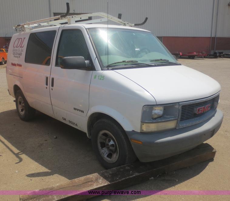image for item F8268 2001 GMC Safari cargo van