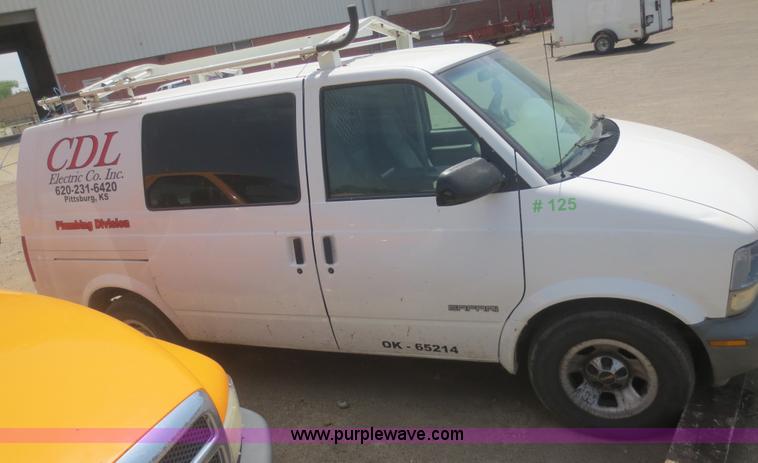 image for item F8268 2001 GMC Safari cargo van