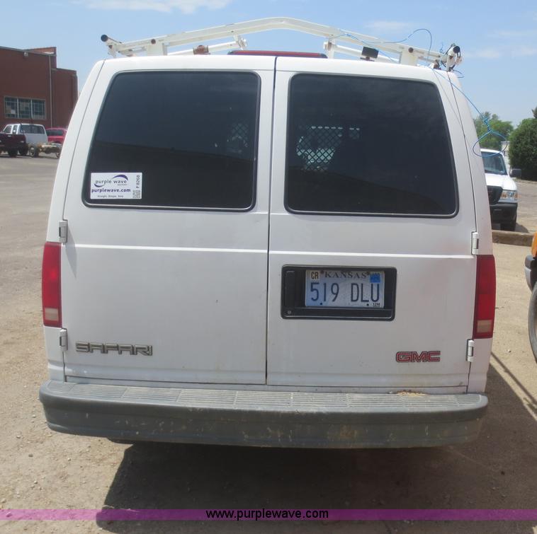 image for item F8268 2001 GMC Safari cargo van