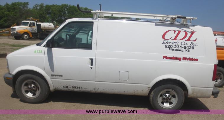 image for item F8268 2001 GMC Safari cargo van