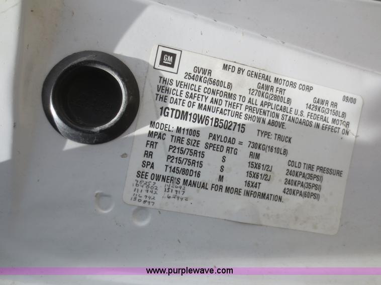 image for item F8268 2001 GMC Safari cargo van