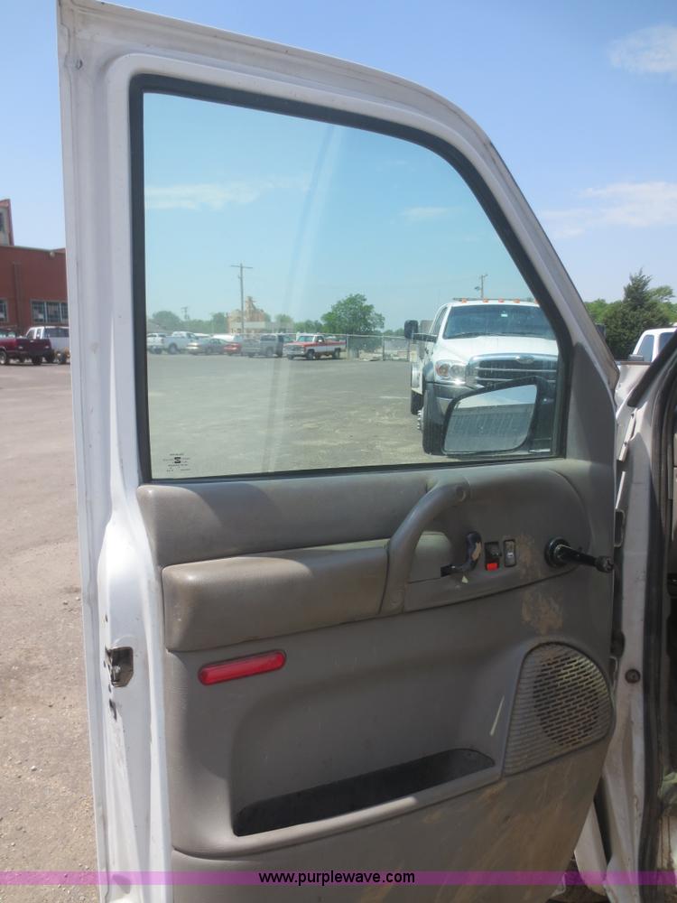 image for item F8268 2001 GMC Safari cargo van