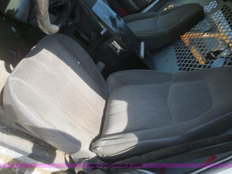 image for item F8268 2001 GMC Safari cargo van