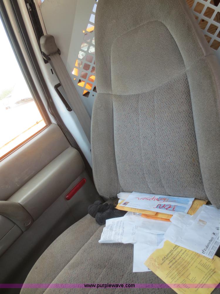 image for item F8268 2001 GMC Safari cargo van