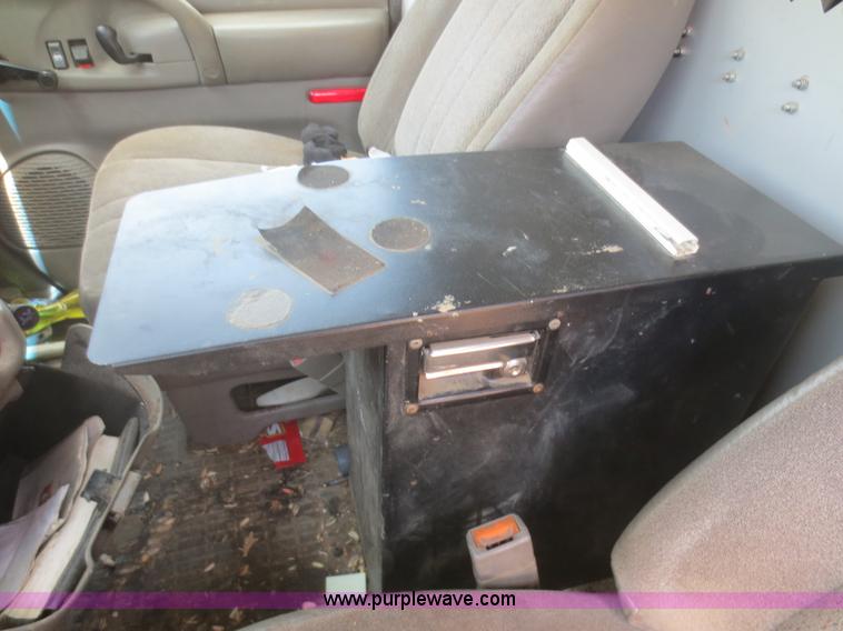 image for item F8268 2001 GMC Safari cargo van