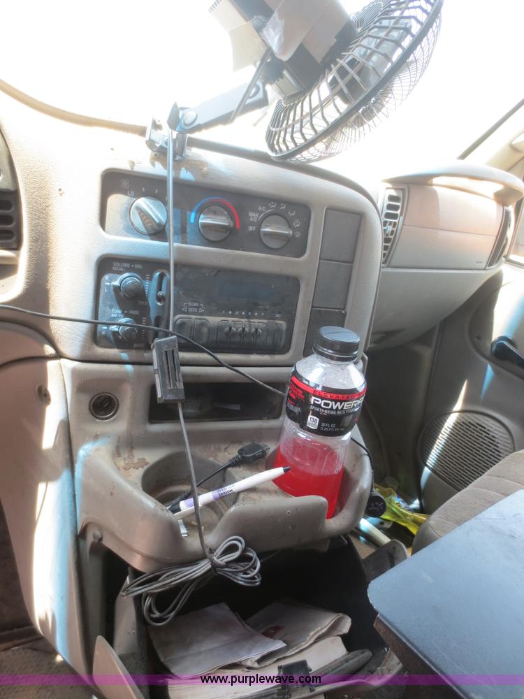 image for item F8268 2001 GMC Safari cargo van