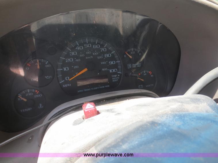 image for item F8268 2001 GMC Safari cargo van