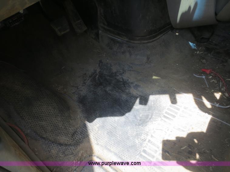 image for item F8268 2001 GMC Safari cargo van