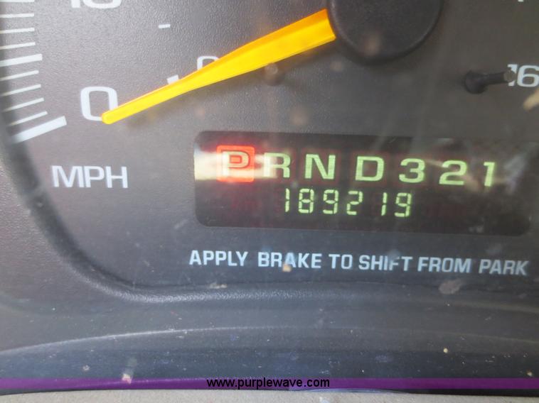 image for item F8268 2001 GMC Safari cargo van