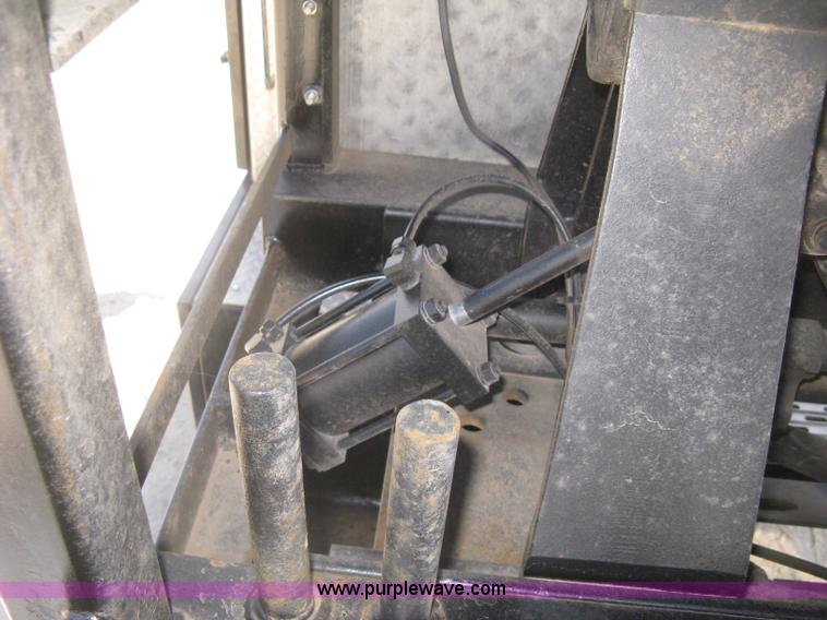 image for item G8281 2005 Kenworth T800 semi truck with knuckle boom crane and winch