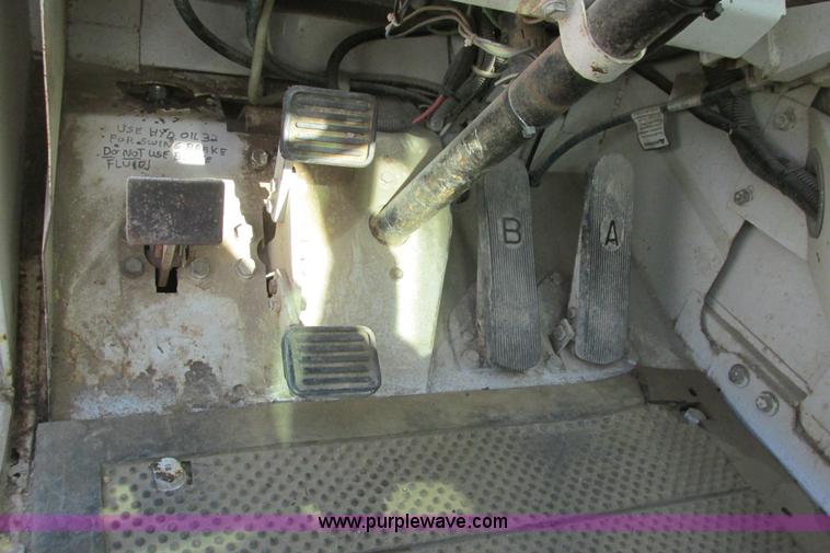 image for item G8357 P & H 122 Omega 100 series hydraulic crane