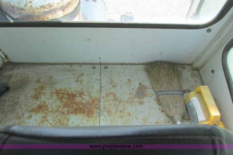 image for item G8357 P & H 122 Omega 100 series hydraulic crane