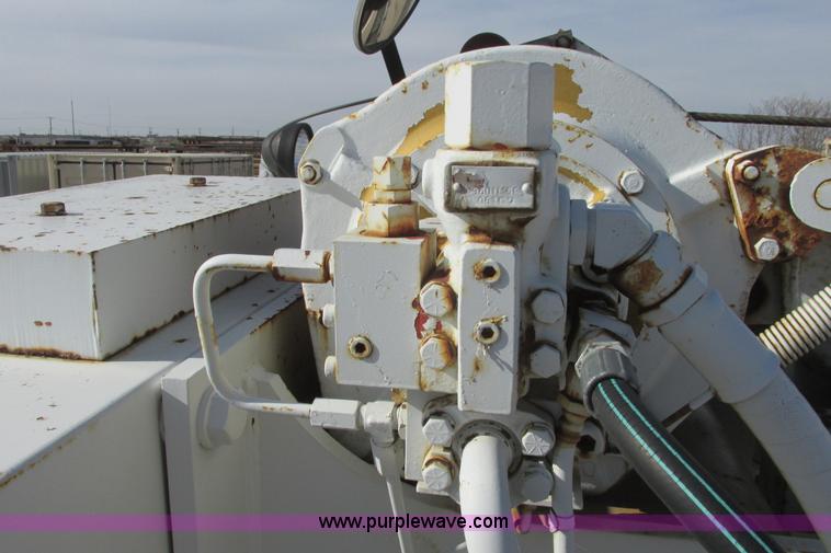 image for item G8357 P & H 122 Omega 100 series hydraulic crane