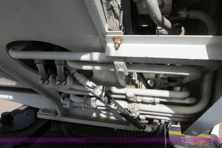 image for item G8357 P & H 122 Omega 100 series hydraulic crane