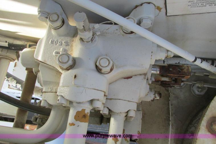 image for item G8357 P & H 122 Omega 100 series hydraulic crane