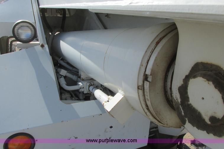 image for item G8357 P & H 122 Omega 100 series hydraulic crane