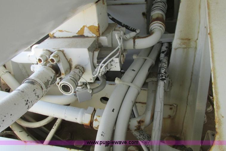 image for item G8357 P & H 122 Omega 100 series hydraulic crane