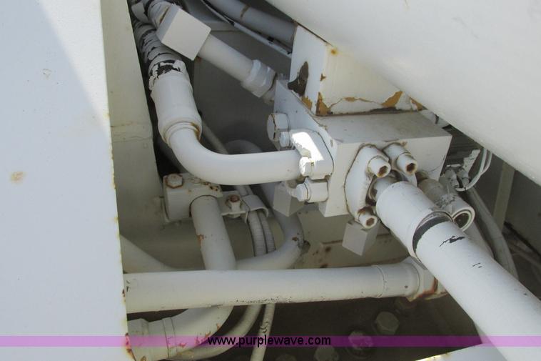 image for item G8357 P & H 122 Omega 100 series hydraulic crane