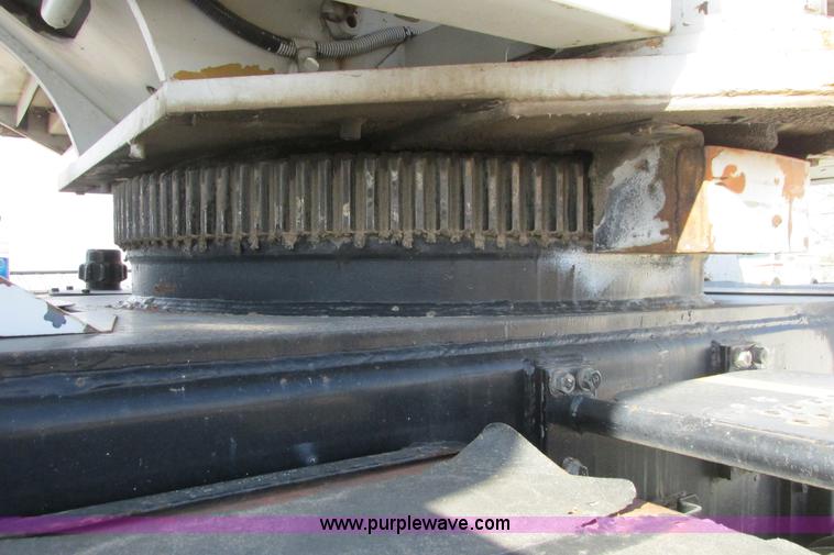 image for item G8357 P & H 122 Omega 100 series hydraulic crane