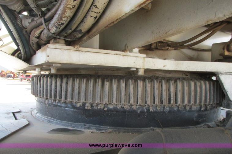 image for item G8357 P & H 122 Omega 100 series hydraulic crane