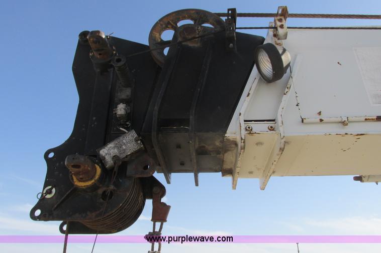 image for item G8357 P & H 122 Omega 100 series hydraulic crane