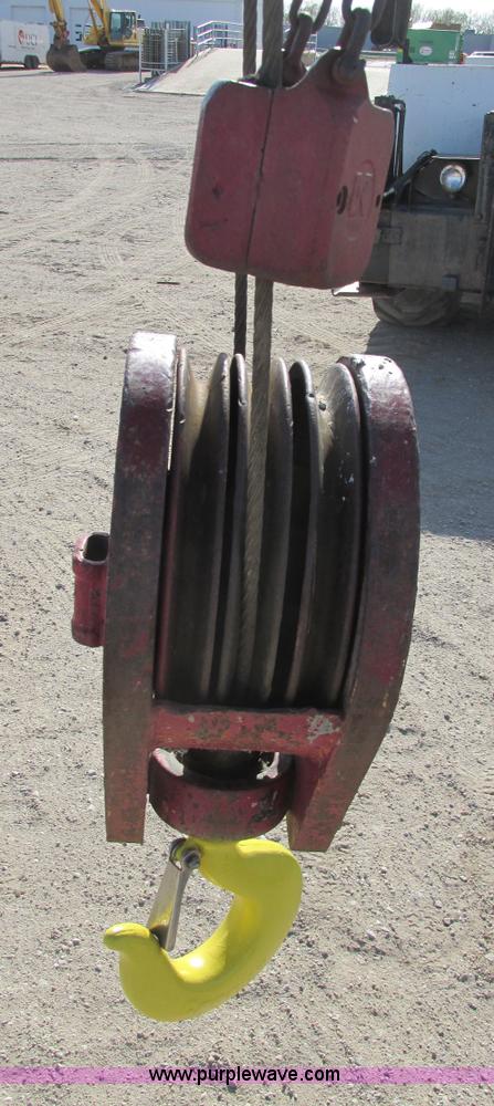 image for item G8357 P & H 122 Omega 100 series hydraulic crane