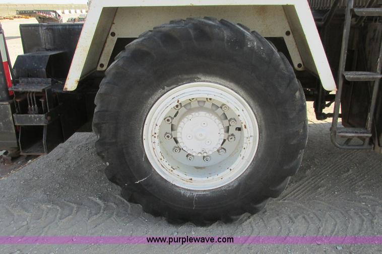 image for item G8357 P & H 122 Omega 100 series hydraulic crane