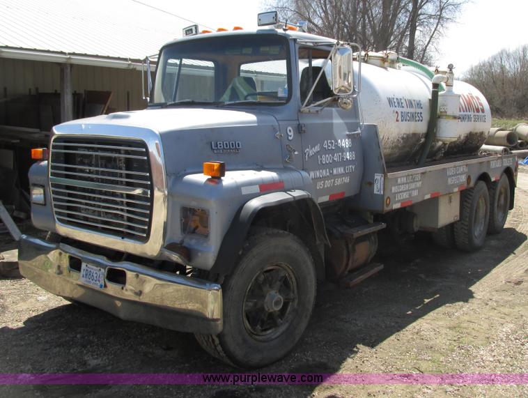 image for item G8769 1990 Ford LNT8000 vacuum truck