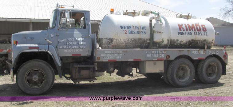 image for item G8769 1990 Ford LNT8000 vacuum truck