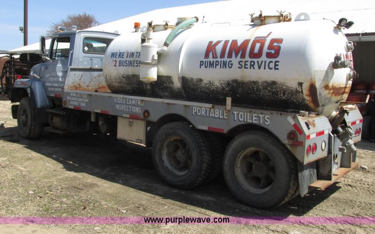 image for item G8769 1990 Ford LNT8000 vacuum truck
