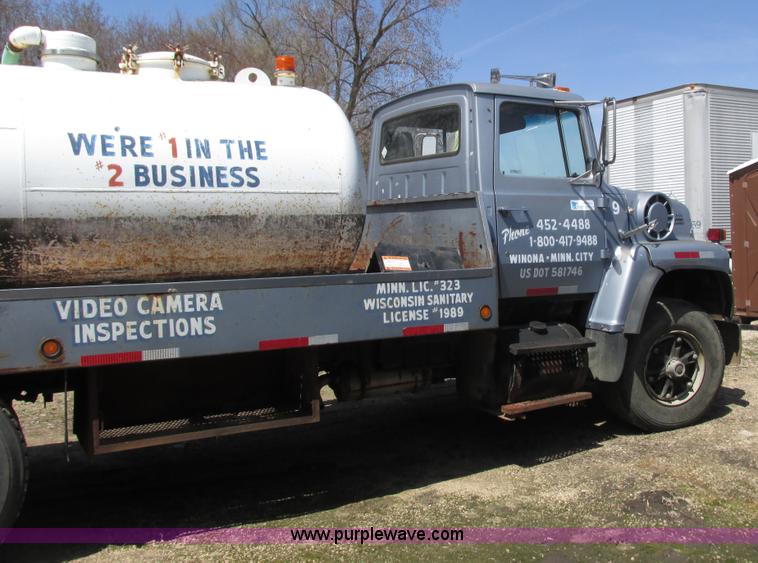 image for item G8769 1990 Ford LNT8000 vacuum truck