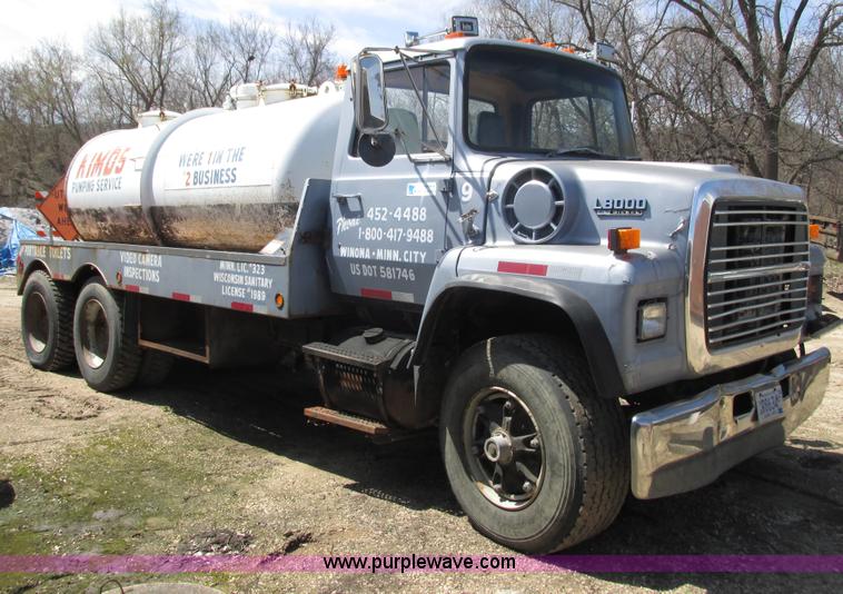 image for item G8769 1990 Ford LNT8000 vacuum truck