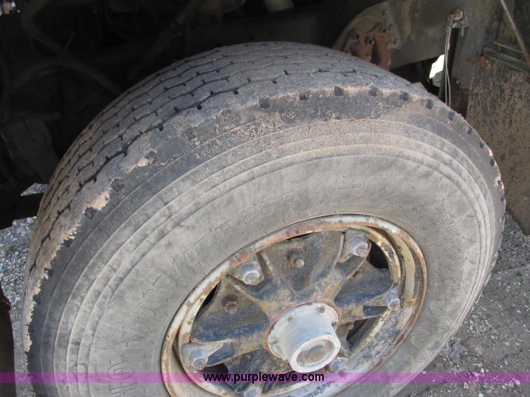 image for item G8769 1990 Ford LNT8000 vacuum truck