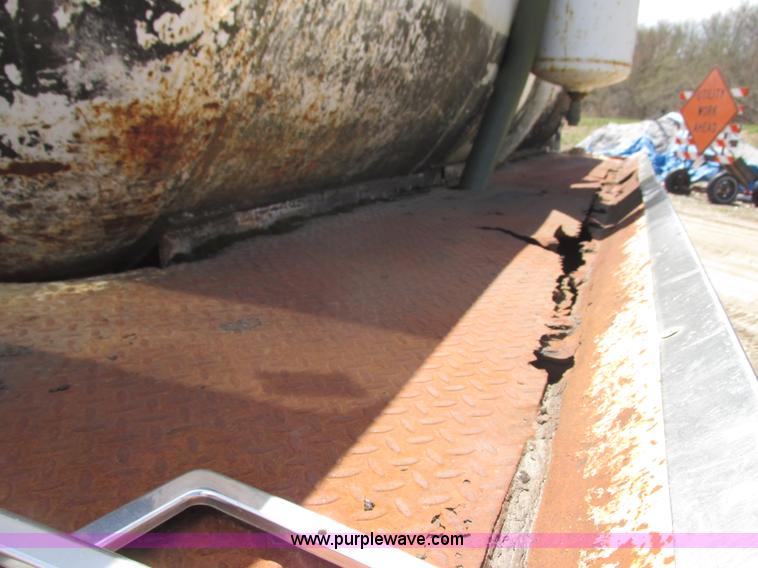 image for item G8769 1990 Ford LNT8000 vacuum truck