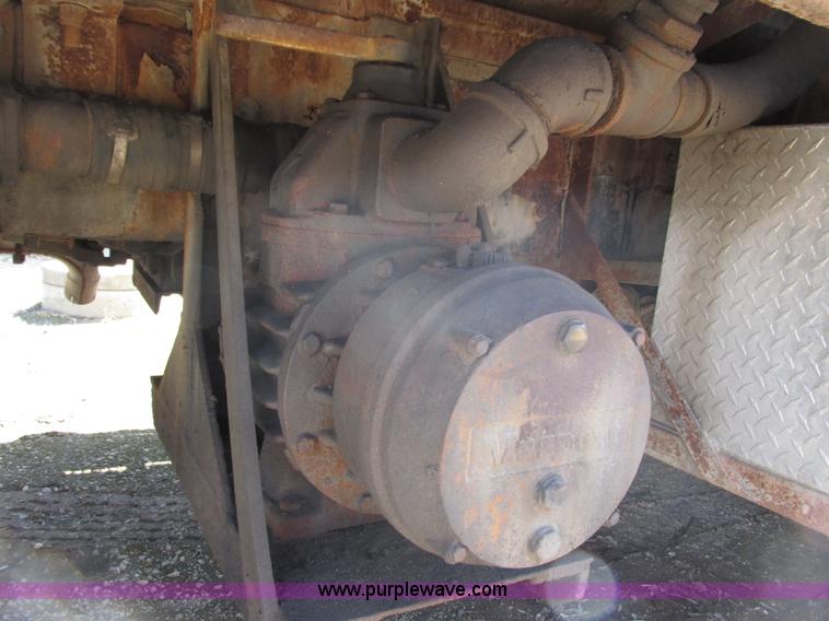image for item G8769 1990 Ford LNT8000 vacuum truck