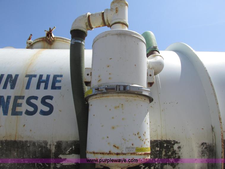 image for item G8769 1990 Ford LNT8000 vacuum truck