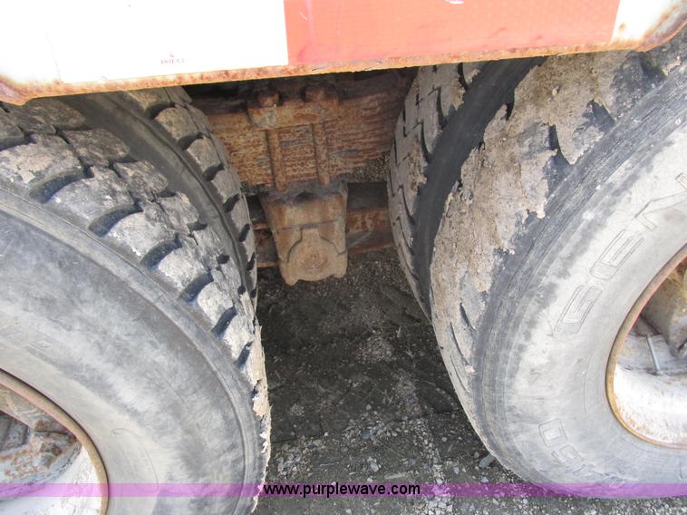 image for item G8769 1990 Ford LNT8000 vacuum truck