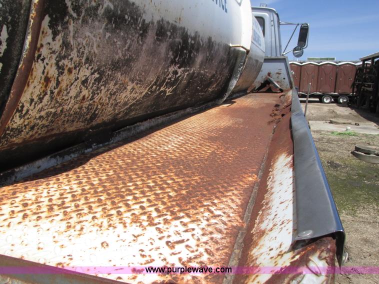 image for item G8769 1990 Ford LNT8000 vacuum truck