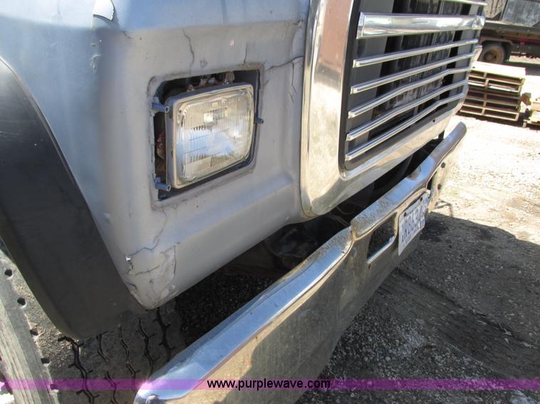 image for item G8769 1990 Ford LNT8000 vacuum truck